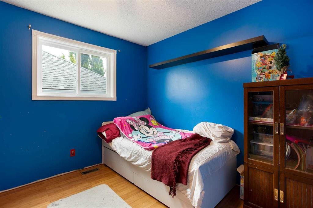 127 Shawinigan Drive Sw, Calgary, AB - Indoor Photo Showing Bedroom