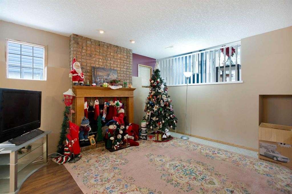 127 Shawinigan Drive Sw, Calgary, AB - Indoor Photo Showing Other Room