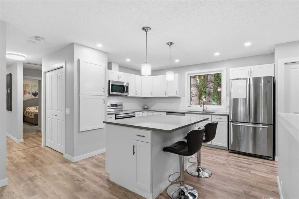 327 Lynnview Way Se, Calgary, AB