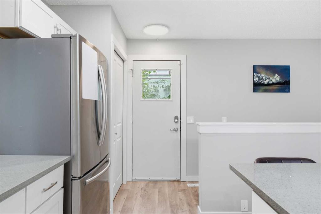 327 Lynnview Way Se, Calgary, AB