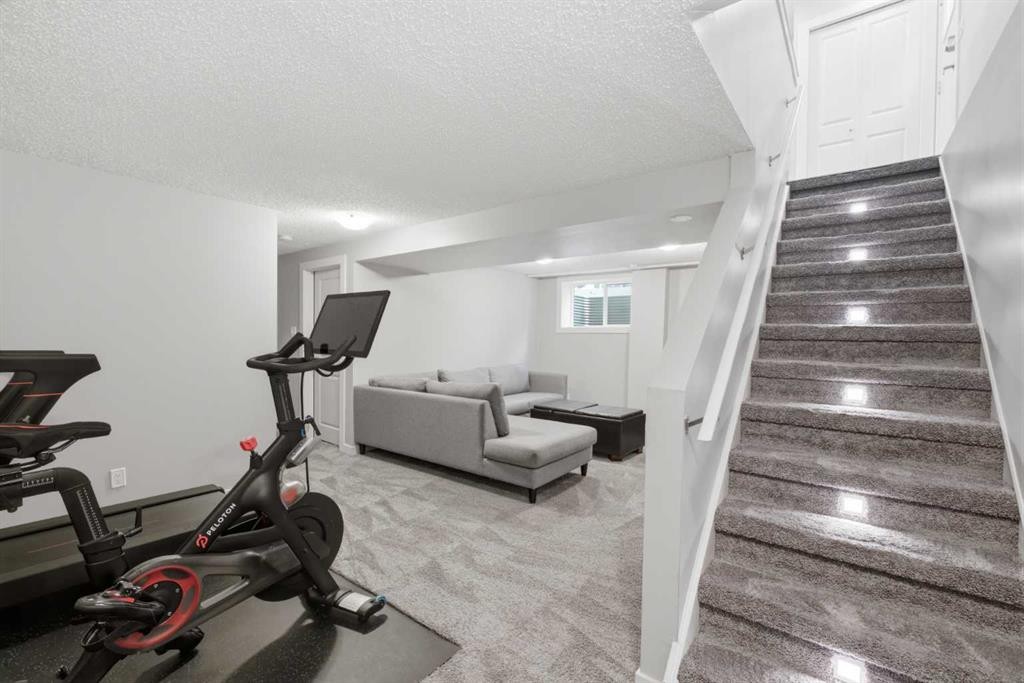 327 Lynnview Way Se, Calgary, AB