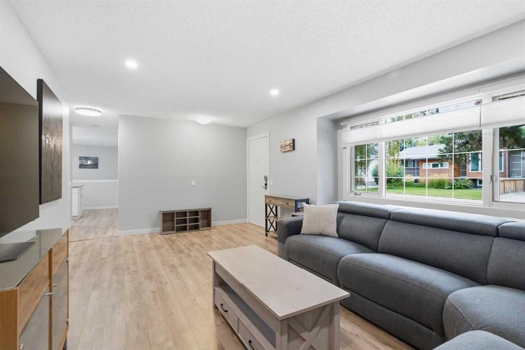 327 Lynnview Way Se, Calgary, AB