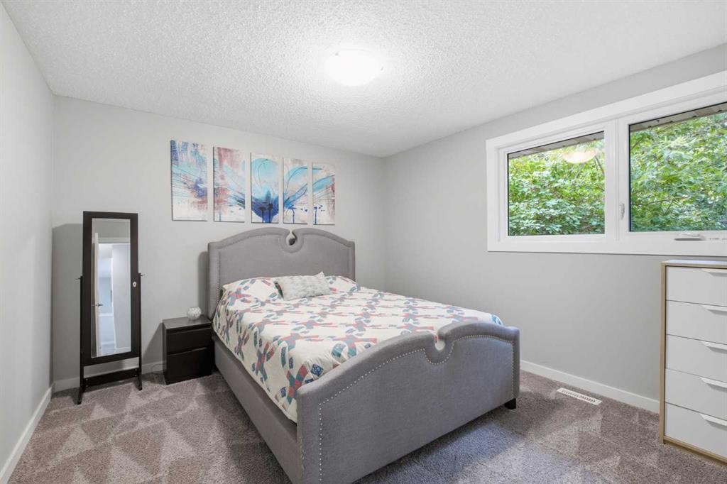 327 Lynnview Way Se, Calgary, AB