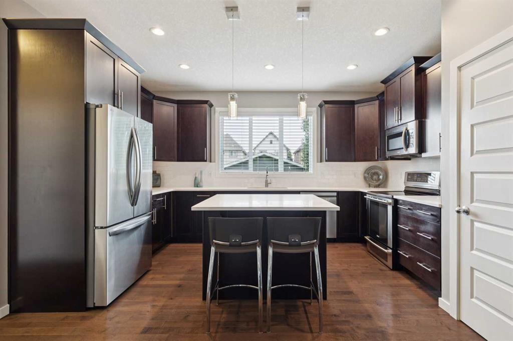 246 Mahogany Heights Se, Calgary, AB - Indoor Photo Showing Kitchen With Stainless Steel Kitchen With Upgraded Kitchen