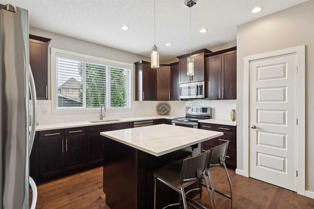 246 Mahogany Heights Se, Calgary, AB - Indoor Photo Showing Kitchen With Stainless Steel Kitchen With Upgraded Kitchen
