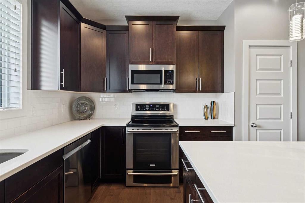 246 Mahogany Heights Se, Calgary, AB - Indoor Photo Showing Kitchen