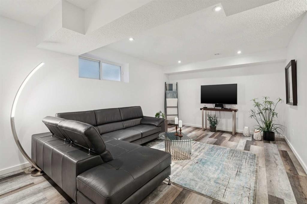 246 Mahogany Heights Se, Calgary, AB - Indoor Photo Showing Living Room