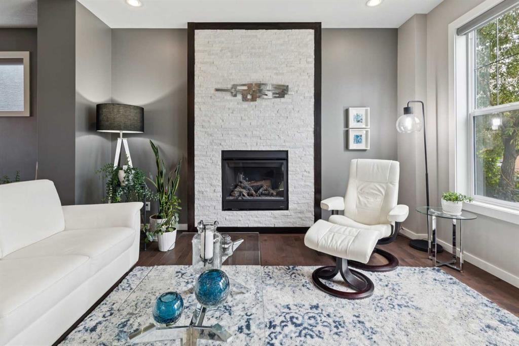 246 Mahogany Heights Se, Calgary, AB - Indoor Photo Showing Living Room With Fireplace