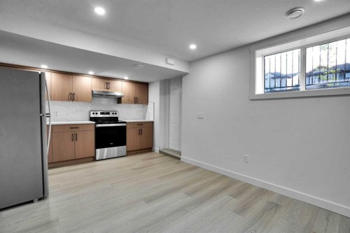 78 Saddlecrest Place Ne, Calgary, AB - Indoor Photo Showing Kitchen