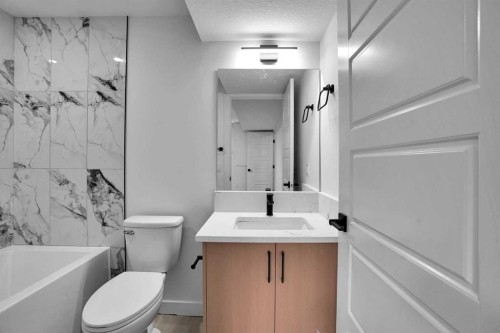 78 Saddlecrest Place Ne, Calgary, AB - Indoor Photo Showing Bathroom