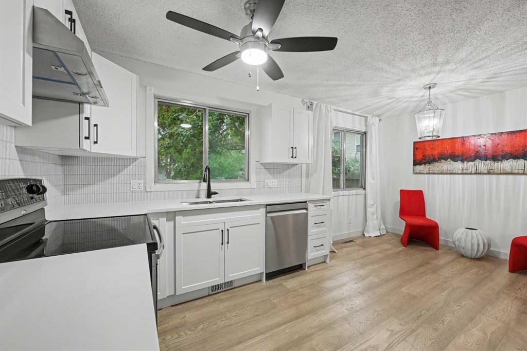 711 118 Avenue Sw, Calgary, AB - Indoor Photo Showing Kitchen