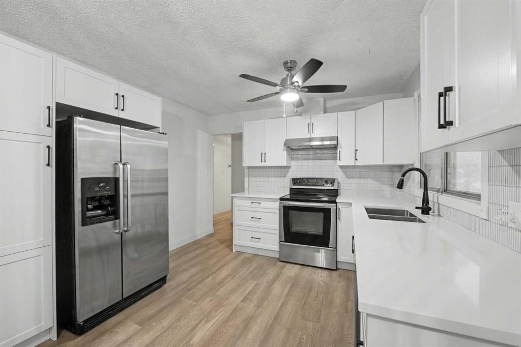 711 118 Avenue Sw, Calgary, AB - Indoor Photo Showing Kitchen With Double Sink With Upgraded Kitchen