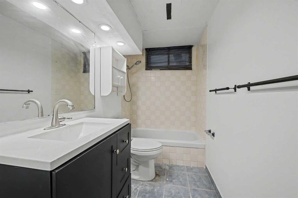 711 118 Avenue Sw, Calgary, AB - Indoor Photo Showing Bathroom