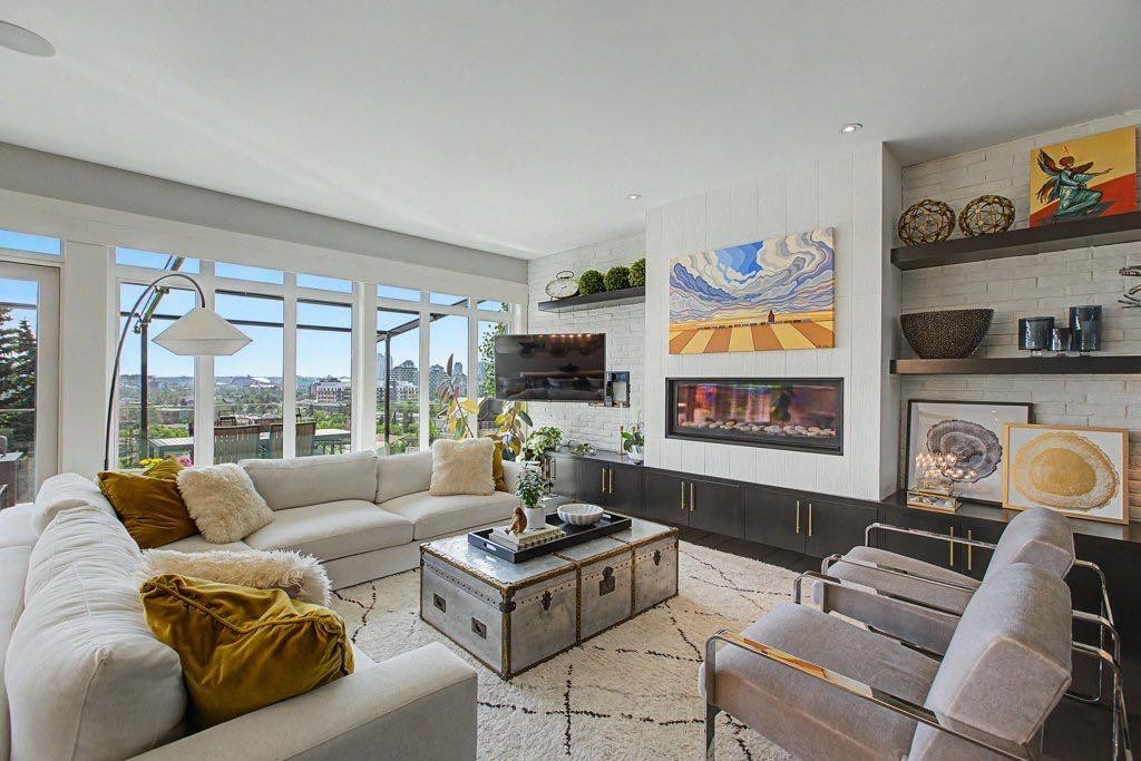 1355 Colgrove Avenue Ne, Calgary, AB - Indoor Photo Showing Living Room