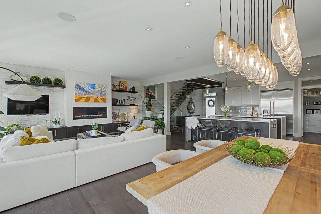 1355 Colgrove Avenue Ne, Calgary, AB - Indoor With Fireplace