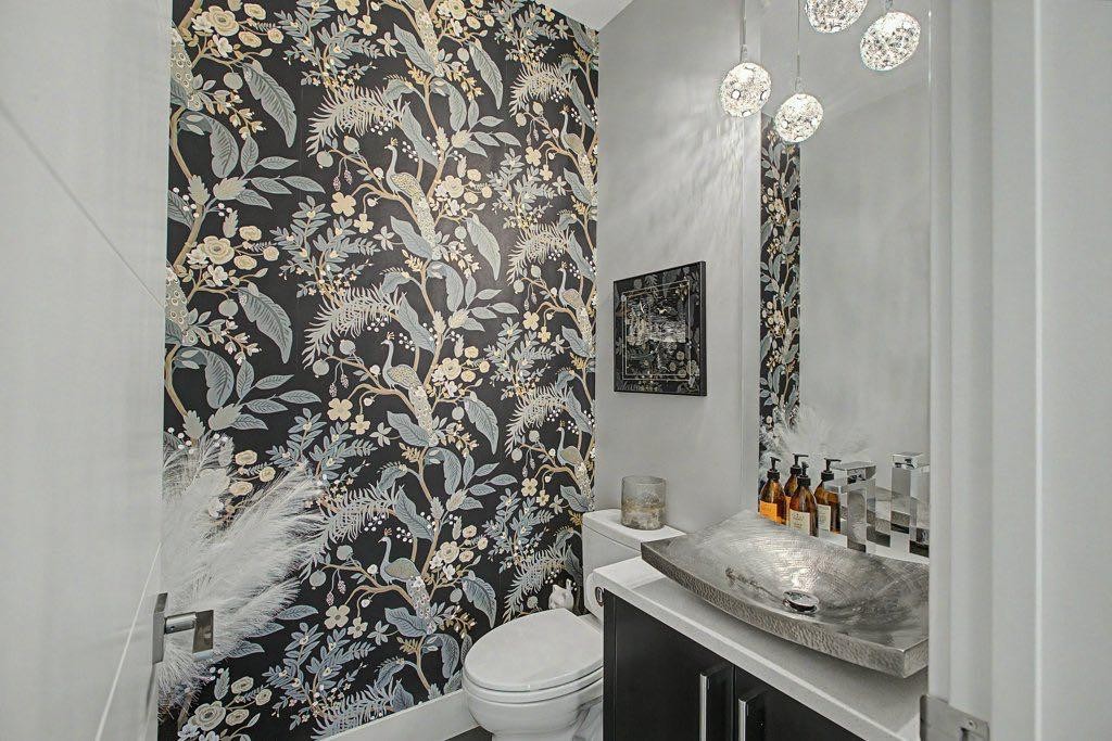 1355 Colgrove Avenue Ne, Calgary, AB - Indoor Photo Showing Bathroom