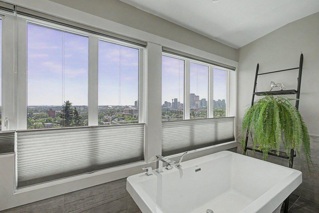 1355 Colgrove Avenue Ne, Calgary, AB - Indoor Photo Showing Bathroom
