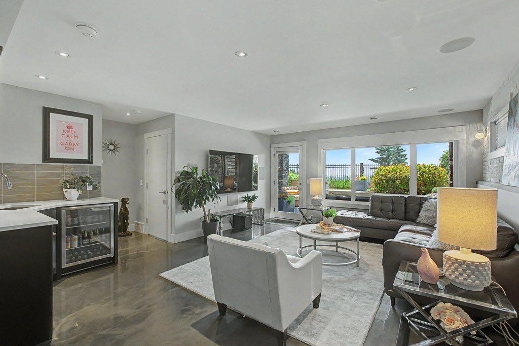 1355 Colgrove Avenue Ne, Calgary, AB - Indoor Photo Showing Living Room