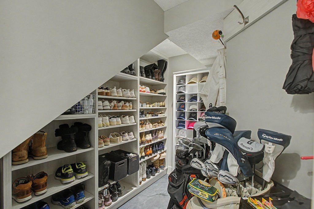 1355 Colgrove Avenue Ne, Calgary, AB - Indoor