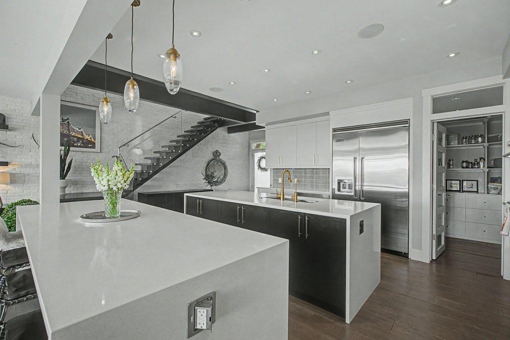 1355 Colgrove Avenue Ne, Calgary, AB - Indoor Photo Showing Kitchen With Upgraded Kitchen