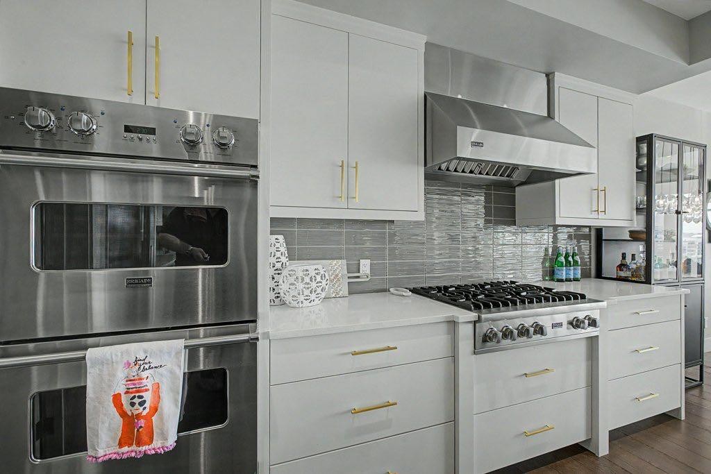 1355 Colgrove Avenue Ne, Calgary, AB - Indoor Photo Showing Kitchen With Upgraded Kitchen
