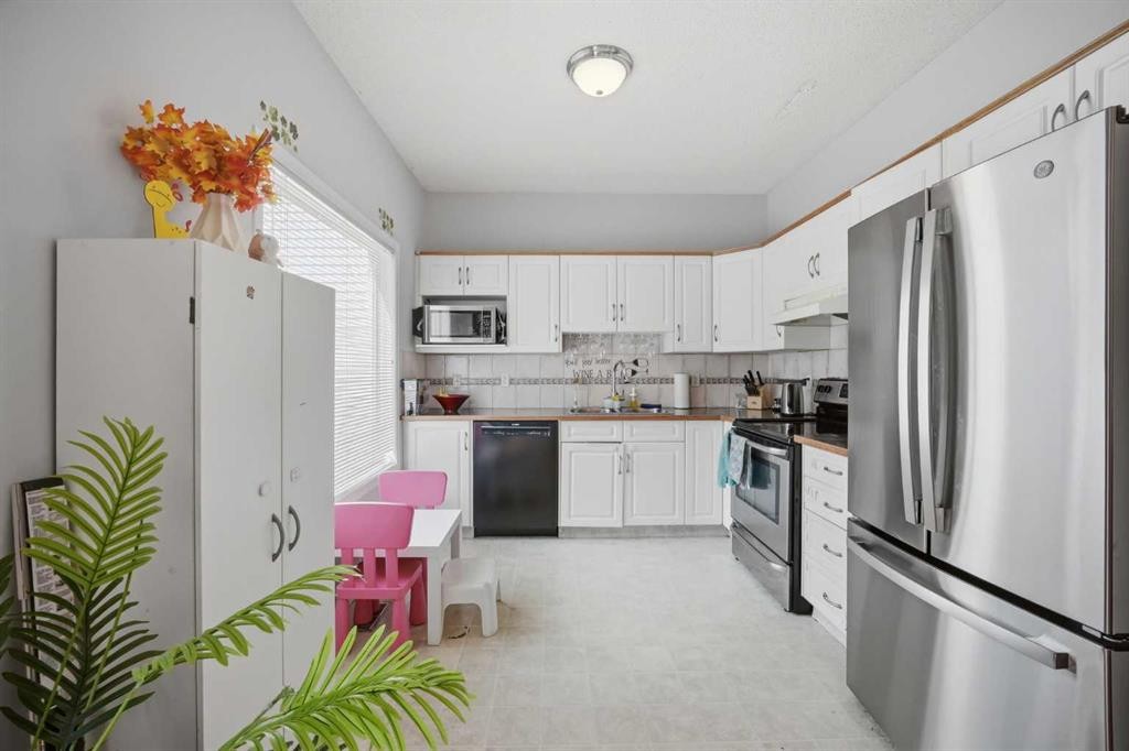 47 Bridlewood View Sw, Calgary, AB - Indoor Photo Showing Kitchen