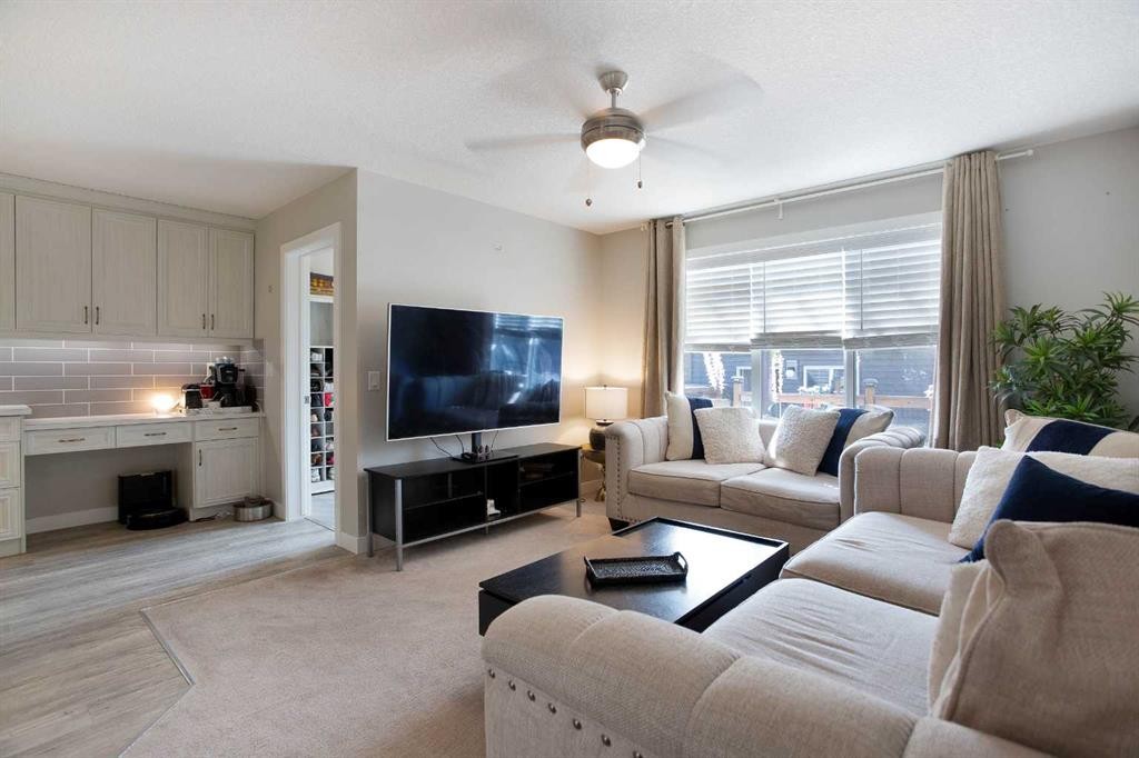 7 Emberside Hollow, Cochrane, AB - Indoor Photo Showing Living Room