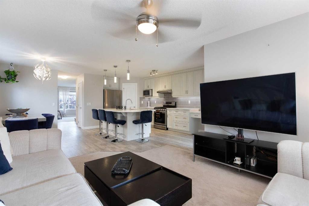 7 Emberside Hollow, Cochrane, AB - Indoor Photo Showing Living Room