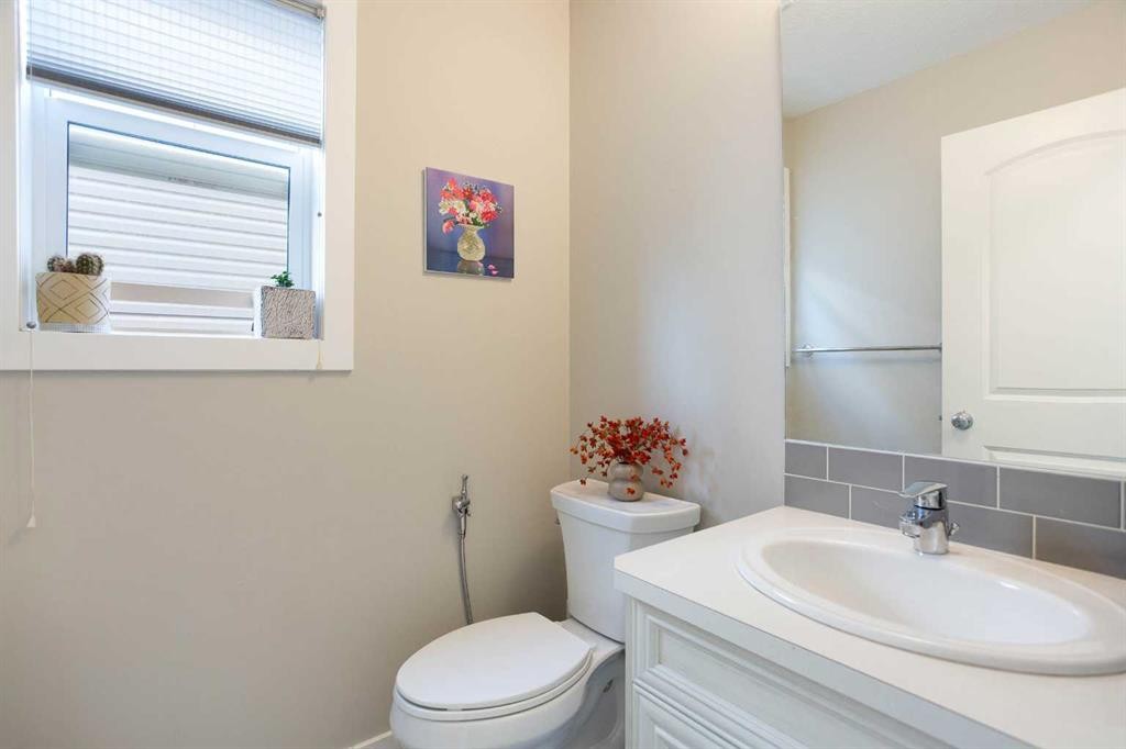 7 Emberside Hollow, Cochrane, AB - Indoor Photo Showing Bathroom
