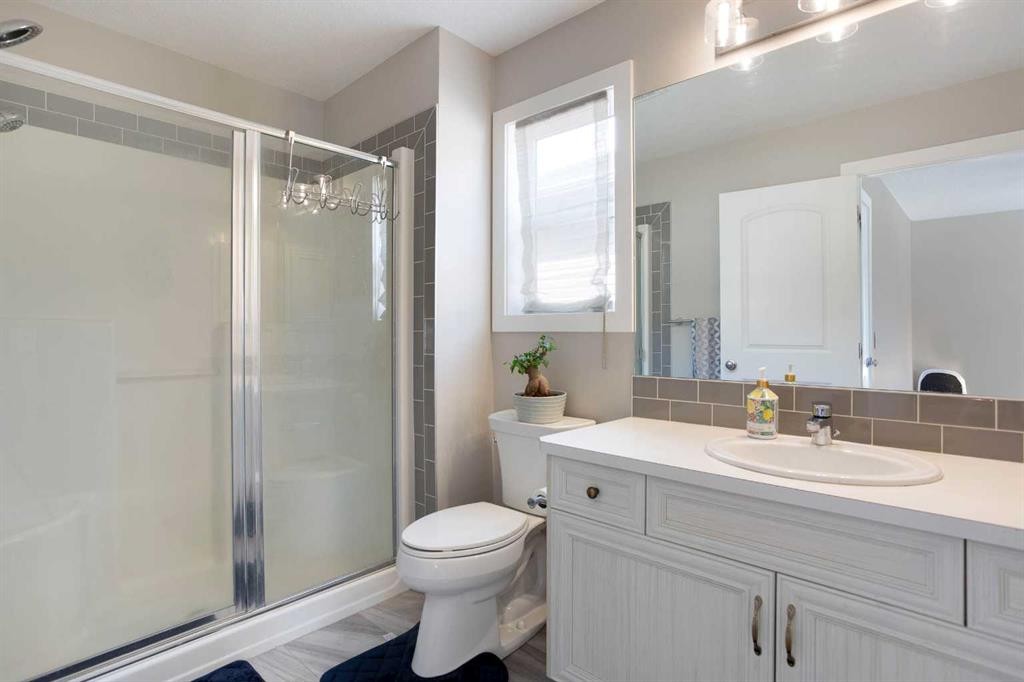 7 Emberside Hollow, Cochrane, AB - Indoor Photo Showing Bathroom