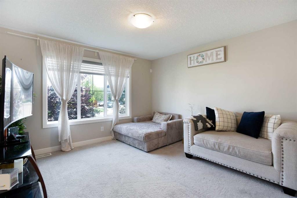 7 Emberside Hollow, Cochrane, AB - Indoor Photo Showing Living Room