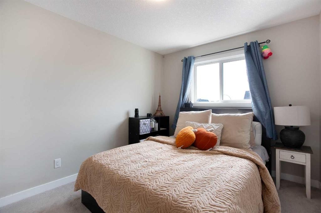 7 Emberside Hollow, Cochrane, AB - Indoor Photo Showing Bedroom