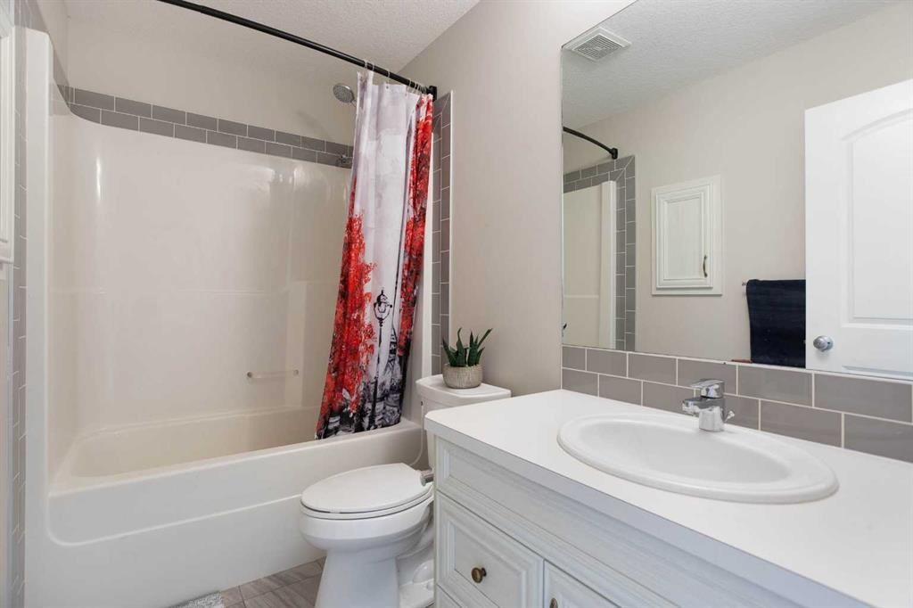7 Emberside Hollow, Cochrane, AB - Indoor Photo Showing Bathroom