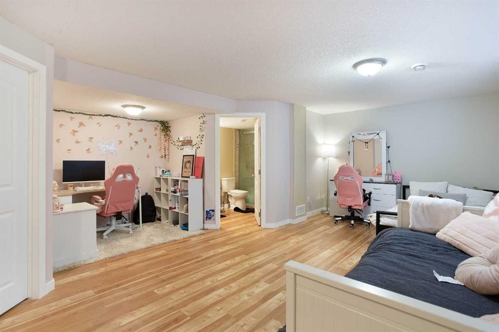7 Emberside Hollow, Cochrane, AB - Indoor Photo Showing Living Room