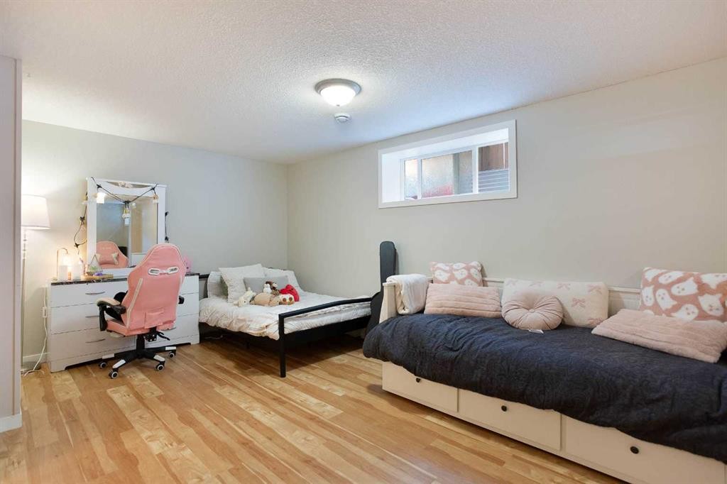 7 Emberside Hollow, Cochrane, AB - Indoor Photo Showing Bedroom