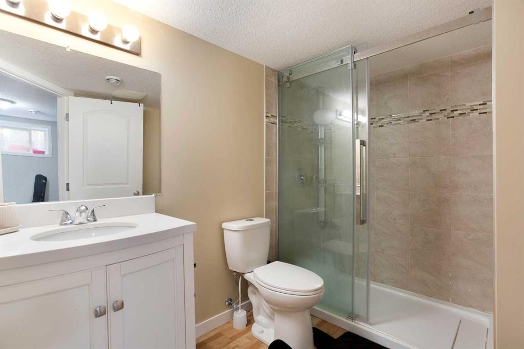 7 Emberside Hollow, Cochrane, AB - Indoor Photo Showing Bathroom