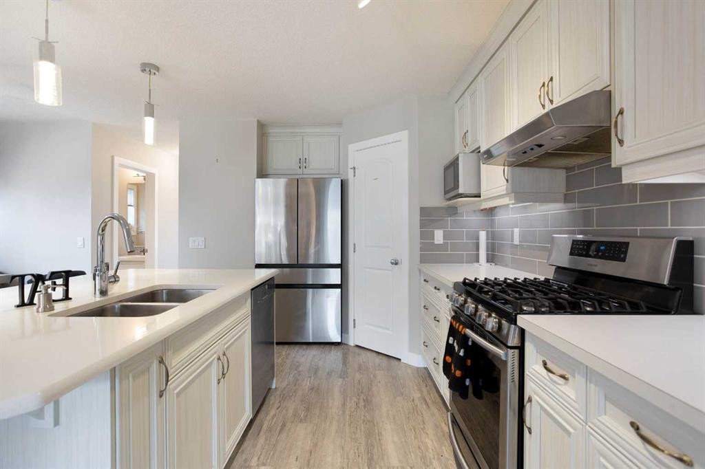 7 Emberside Hollow, Cochrane, AB - Indoor Photo Showing Kitchen With Double Sink With Upgraded Kitchen