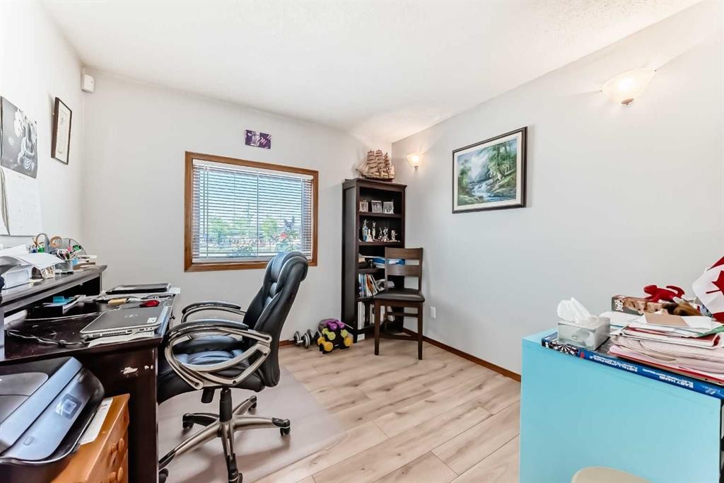 68 Harvest Oak Way Ne, Calgary, AB - Indoor Photo Showing Office