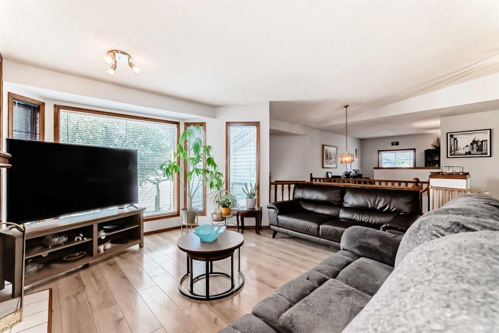68 Harvest Oak Way Ne, Calgary, AB - Indoor Photo Showing Living Room