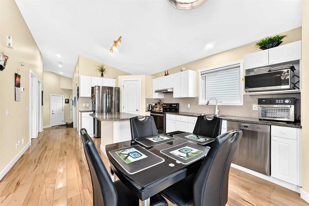 50 Somerside Manor Sw, Calgary, AB - Indoor Photo Showing Kitchen
