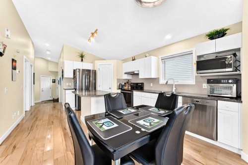 50 Somerside Manor Sw, Calgary, AB - Indoor Photo Showing Kitchen