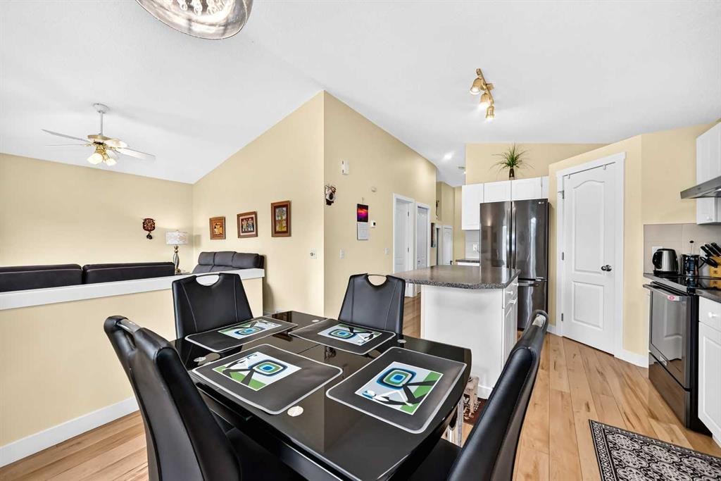 50 Somerside Manor Sw, Calgary, AB - Indoor Photo Showing Kitchen