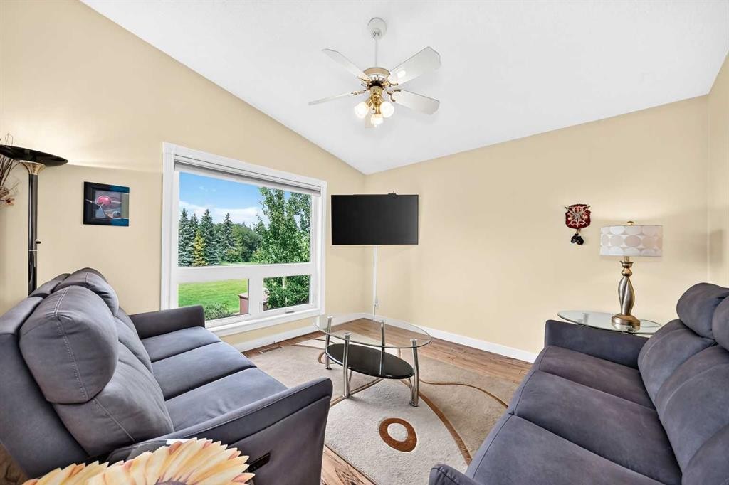 50 Somerside Manor Sw, Calgary, AB - Indoor Photo Showing Living Room
