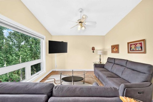 50 Somerside Manor Sw, Calgary, AB - Indoor Photo Showing Living Room