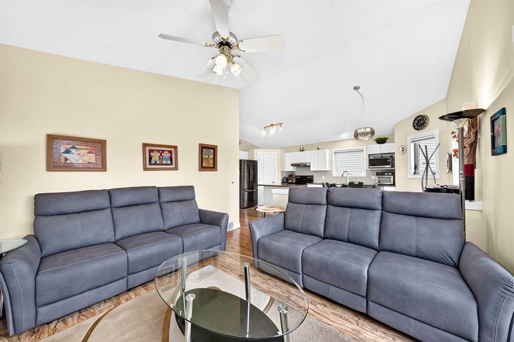50 Somerside Manor Sw, Calgary, AB - Indoor Photo Showing Living Room