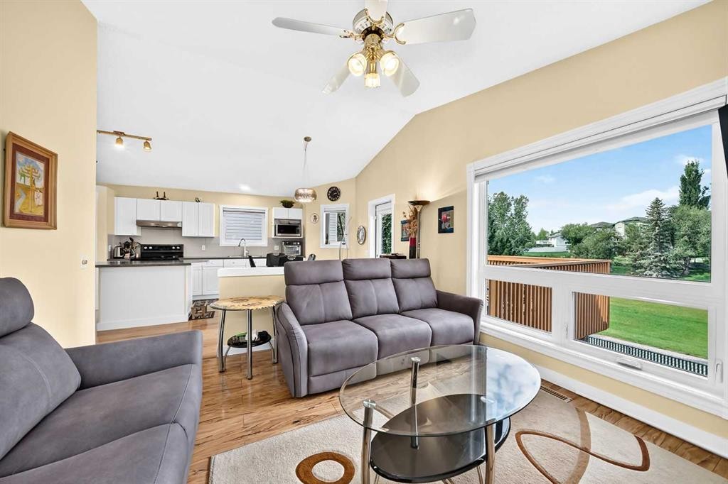 50 Somerside Manor Sw, Calgary, AB - Indoor Photo Showing Living Room