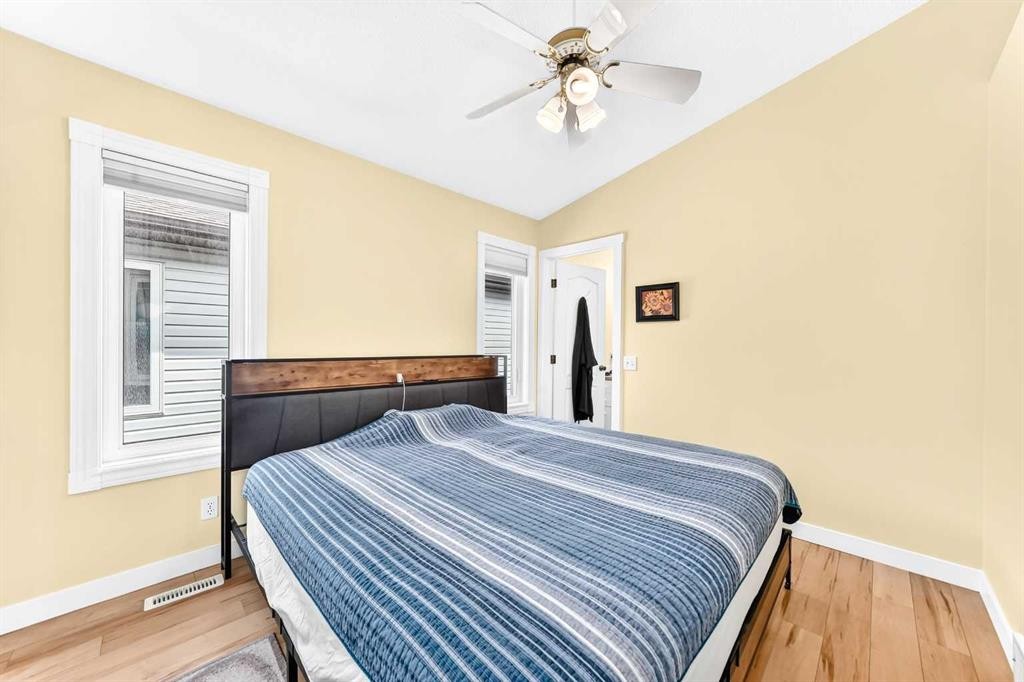 50 Somerside Manor Sw, Calgary, AB - Indoor Photo Showing Bedroom