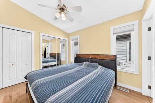 50 Somerside Manor Sw, Calgary, AB - Indoor Photo Showing Bedroom