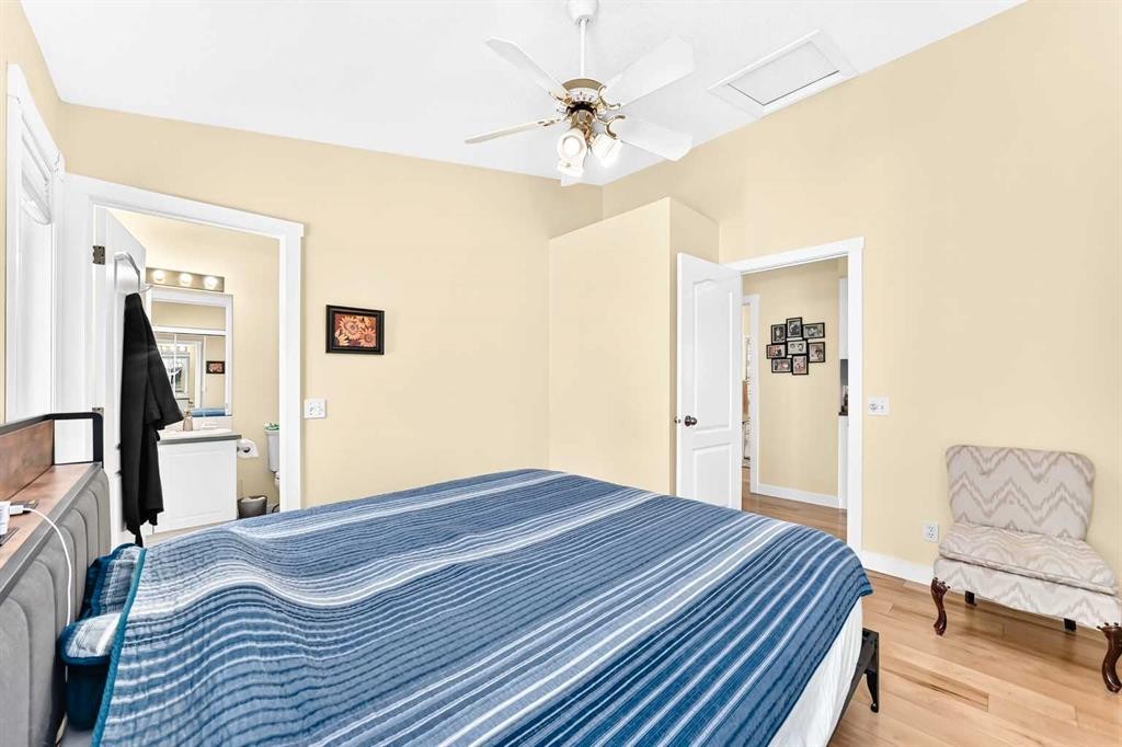 50 Somerside Manor Sw, Calgary, AB - Indoor Photo Showing Bedroom