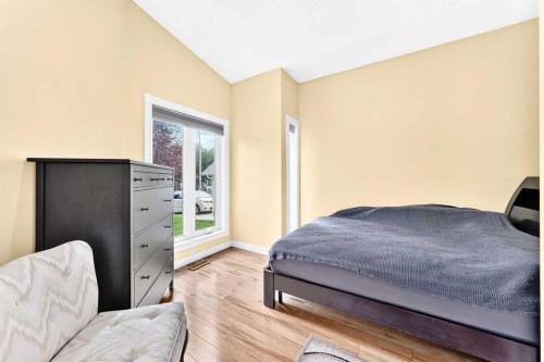 50 Somerside Manor Sw, Calgary, AB - Indoor Photo Showing Bedroom
